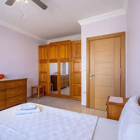 Villa Sleeps 8, Large Close To The Sea Awz 265