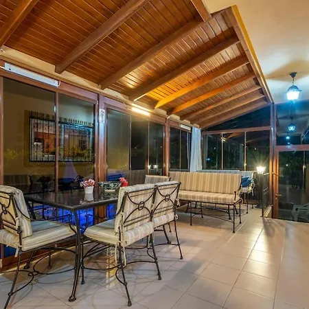 Sleeps 8, Large Close To The Sea Awz 265