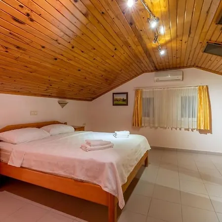Villa Sleeps 8, Large Close To The Sea Awz 265